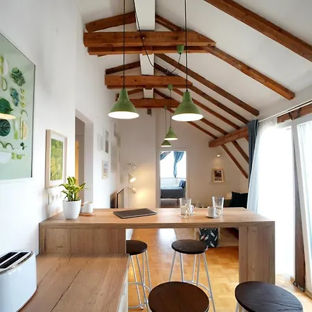 Modern Loft With Balcony In The Heart Of דירה *